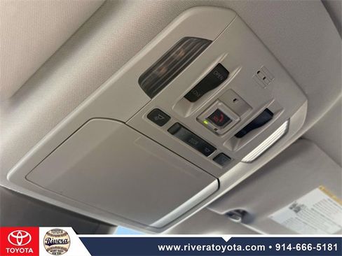 Used 2022 Toyota Highlander XLE image 25