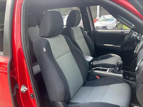 Used 2022 Toyota Tacoma TRD Off-Road w/ Technology Package image 9