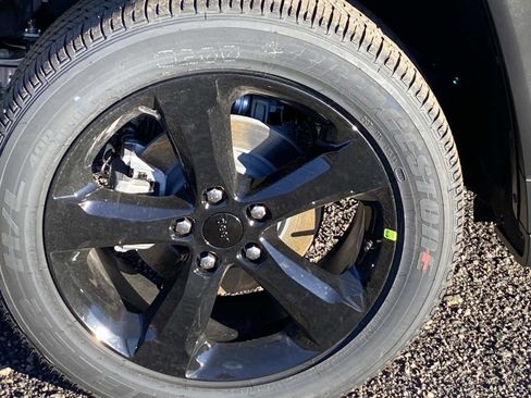 New 2025 Jeep Grand Cherokee Laredo image 3