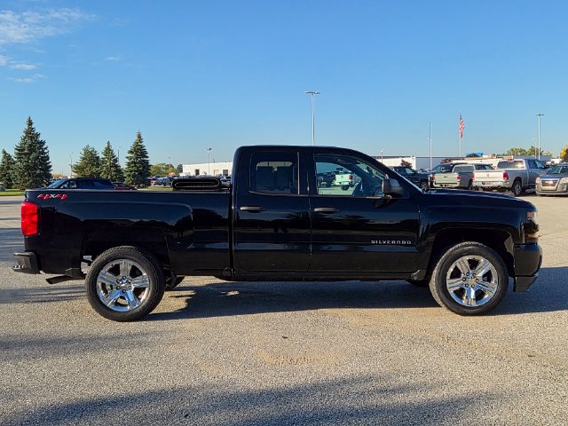 Used 2019 Chevrolet Silverado 1500 Custom w/ Custom Convenience Package AWD/4WD image 4