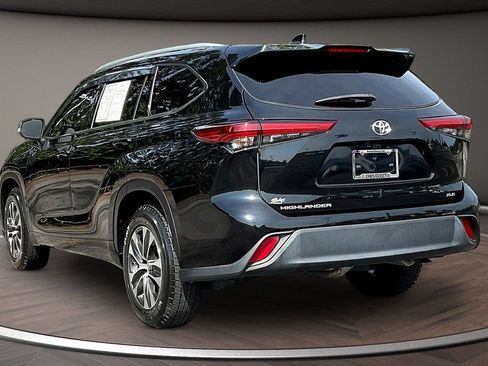 Used 2022 Toyota Highlander XLE FWD image 5