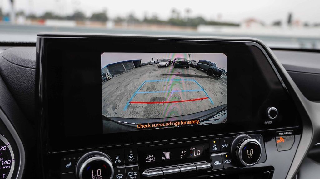 Used 2024 Toyota Highlander XLE AWD/4WD image 29