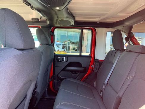 Used 2025 Jeep Wrangler Unlimited Sahara AWD/4WD image 16