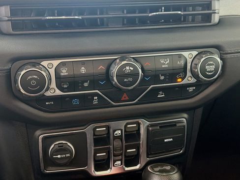 Used 2024 Jeep Wrangler Unlimited Sahara AWD/4WD image 22