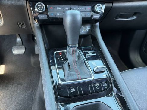 Used 2025 Jeep Compass Trailhawk AWD/4WD image 18