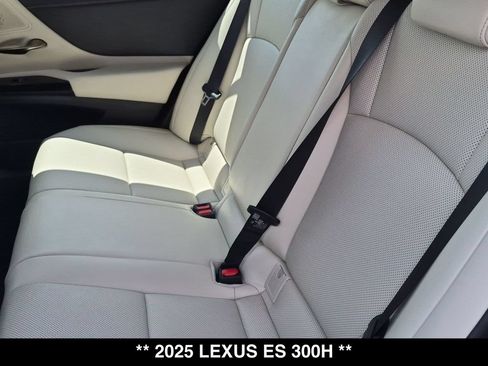 Used 2025 Lexus ES 300h w/ Premium Package FWD image 3