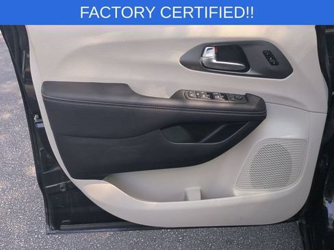 Certified 2023 Chrysler Pacifica Touring-L FWD image 12