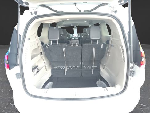 Used 2023 Chrysler Pacifica Touring-L FWD image 18