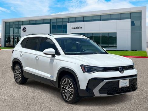 New 2026 Volkswagen Taos SE FWD image 2