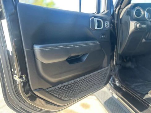 Used 2018 Jeep Wrangler Unlimited Sahara w/ Uconnect 4C Nav & Sound Group AWD/4WD image 10