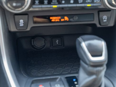 Used 2020 Toyota RAV4 XLE Premium FWD image 31