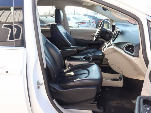 Used 2023 Chrysler Pacifica Touring-L image 27