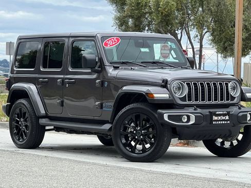 Used 2025 Jeep Wrangler Unlimited Sahara AWD/4WD image 2