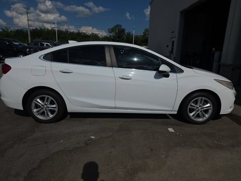 Used 2018 Chevrolet Cruze LT w/ Convenience Package FWD image 4