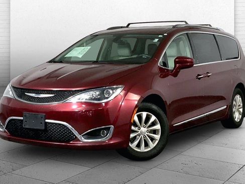 Used 2019 Chrysler Pacifica Touring-L image 12