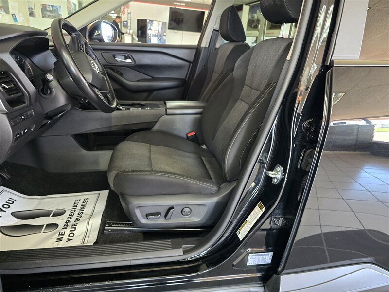 Used 2025 Nissan Rogue SV FWD image 9