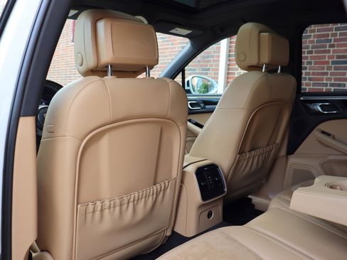 Used 2018 Porsche Macan AWD/4WD image 14
