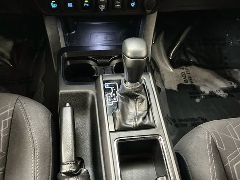 Used 2018 Toyota Tacoma TRD Off-Road w/ Technology Package AWD/4WD image 21