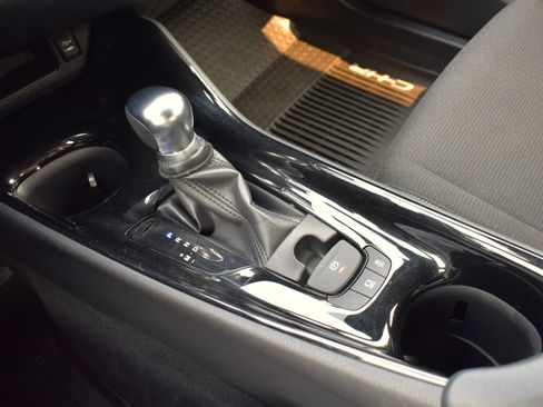 Used 2019 Toyota C-HR XLE FWD image 23
