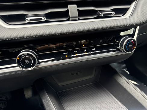 Used 2025 Chevrolet Equinox LT FWD image 66