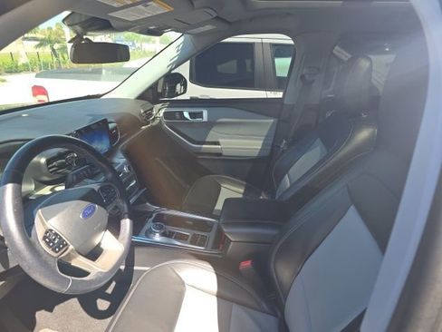 Used 2022 Ford Explorer XLT w/ Equipment Group 202A image 7