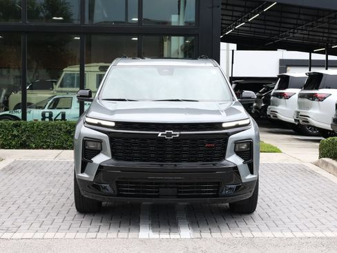 Used 2025 Chevrolet Traverse RS FWD image 3