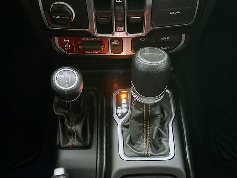 Used 2023 Jeep Gladiator Mojave AWD/4WD image 16