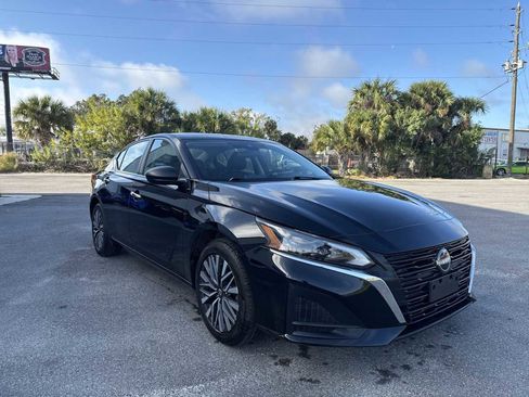 Used 2024 Nissan Altima 2.5 SV image 8