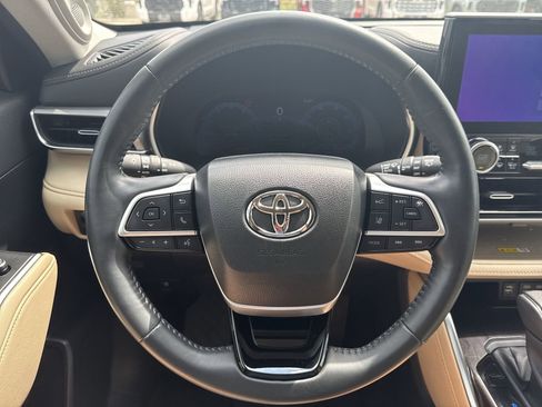 Used 2023 Toyota Highlander Platinum image 11