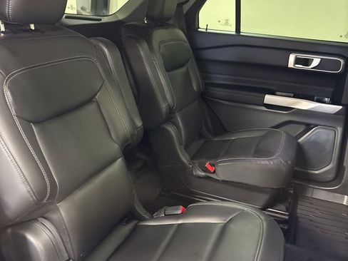 Used 2022 Ford Explorer XLT w/ Equipment Group 202A AWD/4WD image 33