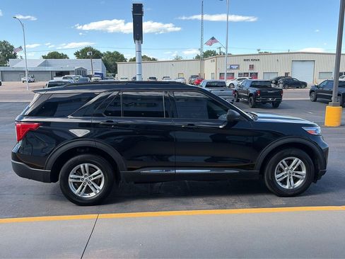 Used 2022 Ford Explorer XLT w/ Equipment Group 202A AWD/4WD image 5