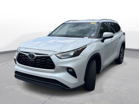 Used 2023 Toyota Highlander XLE FWD image 2