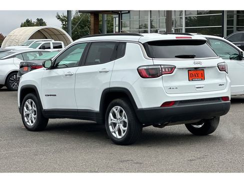 Used 2024 Jeep Compass Latitude image 8