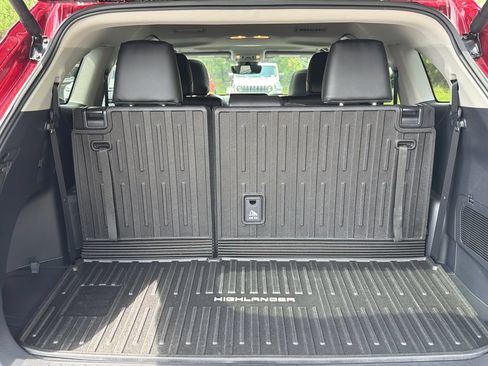 Used 2025 Toyota Highlander XLE FWD image 32