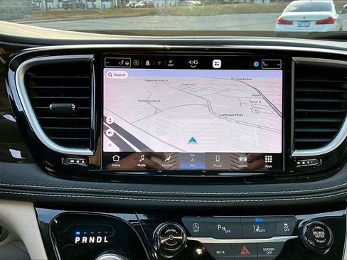 Certified 2023 Chrysler Pacifica Limited image 13