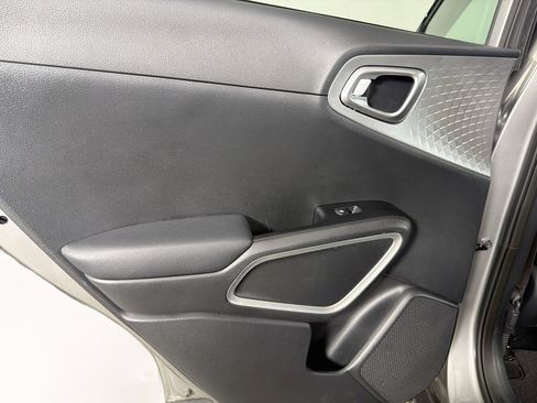 Used 2025 Kia Soul LX w/ LX Technology Package FWD image 24