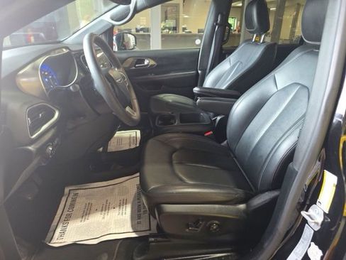 Used 2025 Chrysler Pacifica Select FWD image 5