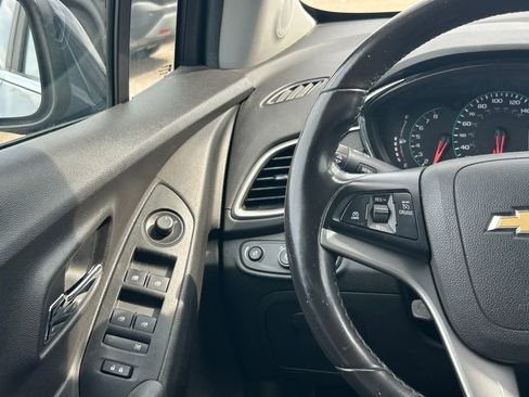 Used 2019 Chevrolet Trax LT w/ LT Convenience Package FWD image 12