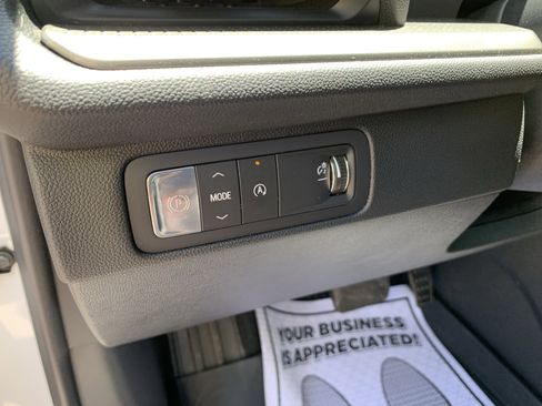 Used 2025 Chevrolet Traverse LT w/ Sun and Wheel Package FWD image 23