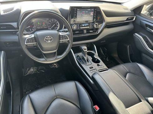 Certified 2022 Toyota Highlander XLE image 11