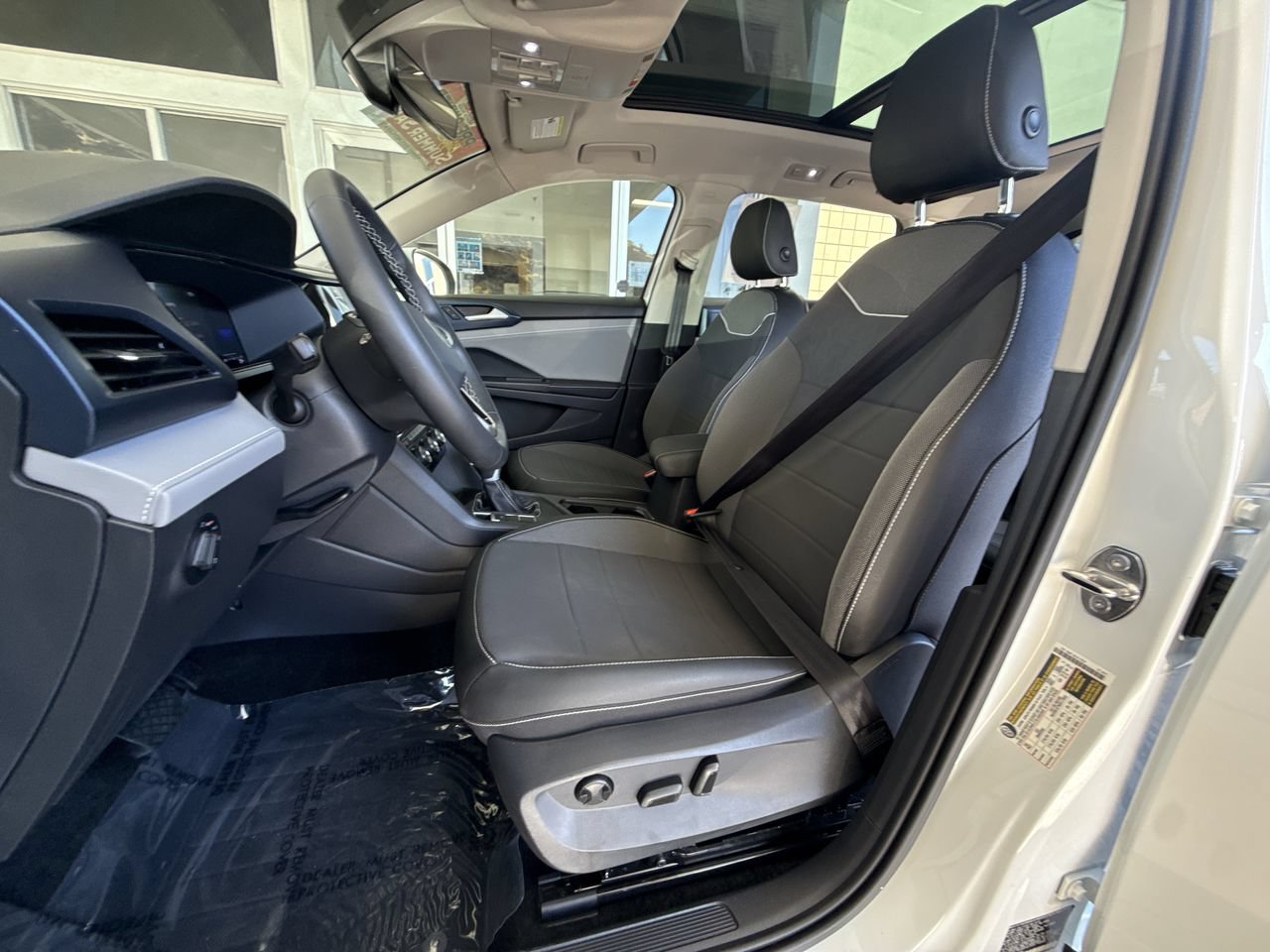 Used 2024 Volkswagen Taos SE w/ Panoramic Sunroof Package FWD image 19
