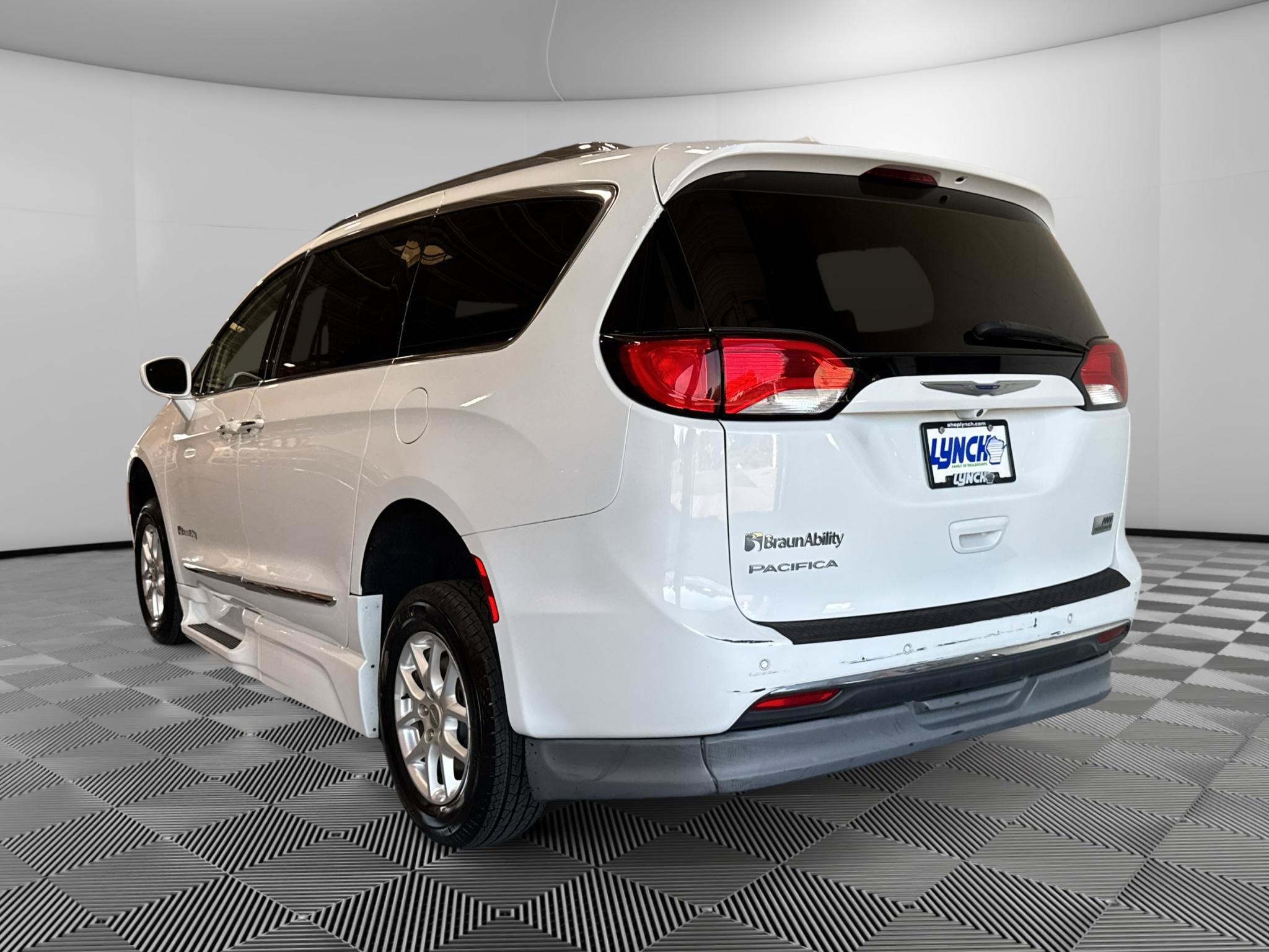 Used 2020 Chrysler Pacifica Touring-L FWD image 3