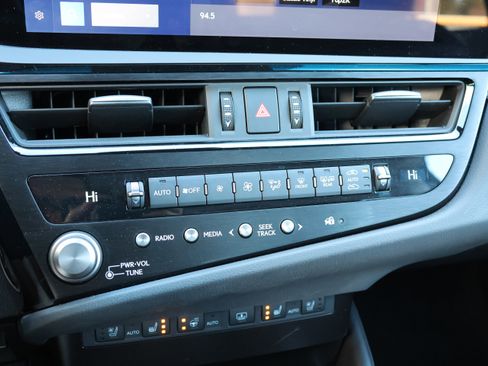 Used 2025 Lexus ES 300h w/ Luxury Package image 25