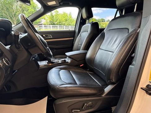 Used 2018 Ford Explorer XLT w/ Equipment Group 202A AWD/4WD image 14
