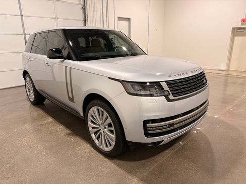 Used 2025 Land Rover Range Rover SE image 3