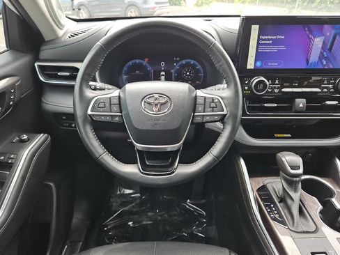 Used 2023 Toyota Highlander Limited FWD image 13