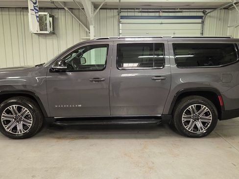 Used 2025 Jeep Wagoneer L Series II w/ 8-pass Seating Package AWD/4WD image 3