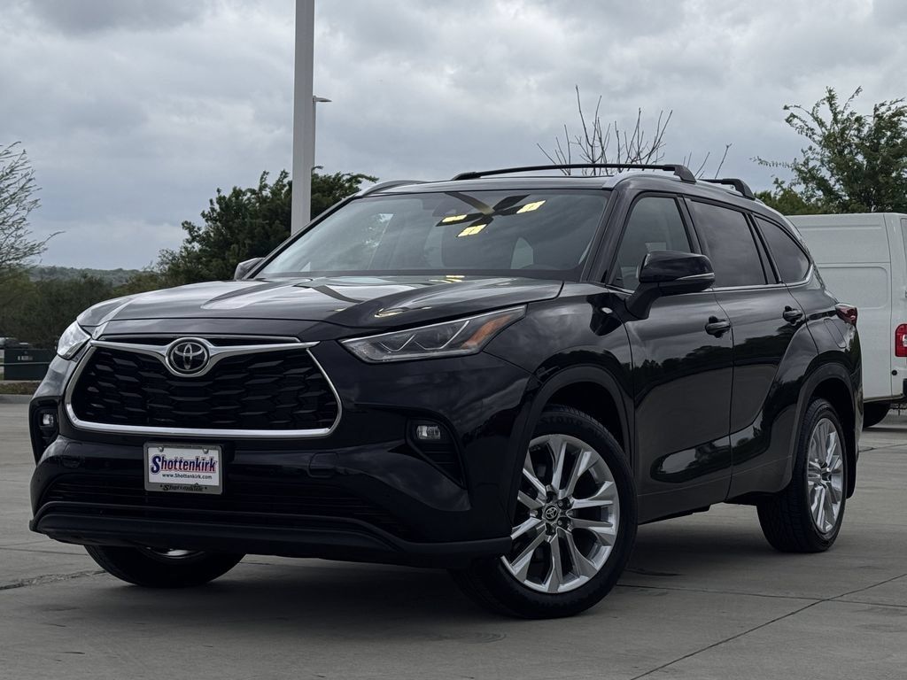 Used 2023 Toyota Highlander Limited AWD/4WD image 2