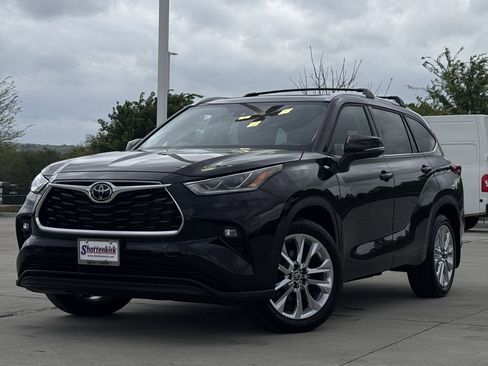Used 2023 Toyota Highlander Limited AWD/4WD image 2