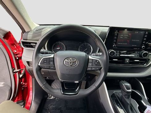 Used 2020 Toyota Highlander XLE FWD image 11